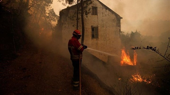 Πύρινη κόλαση στην Πορτογαλία – Εκκενώνονται 10 χωριά